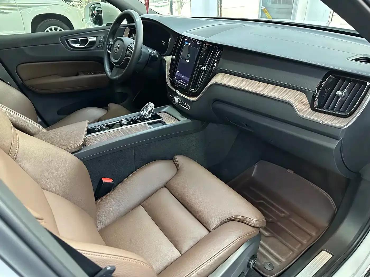 2022 Volvo XC60 B5 AWD Inscription Luxury Edition — миниатюра 12