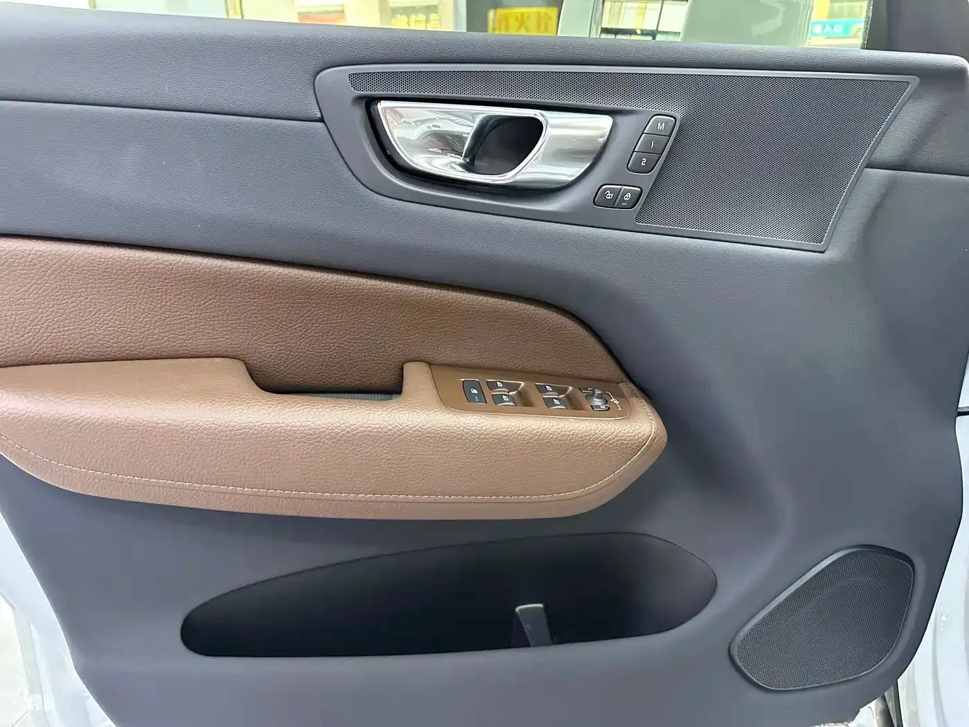 2022 Volvo XC60 B5 AWD Inscription Luxury Edition — миниатюра 8