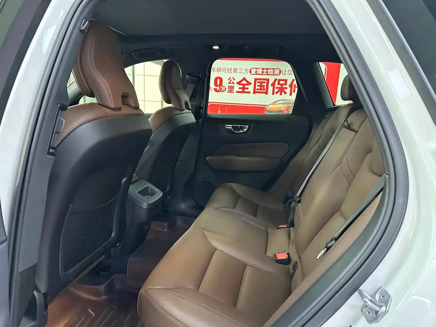 2022 Volvo XC60 B5 AWD Inscription Luxury Edition — миниатюра 9