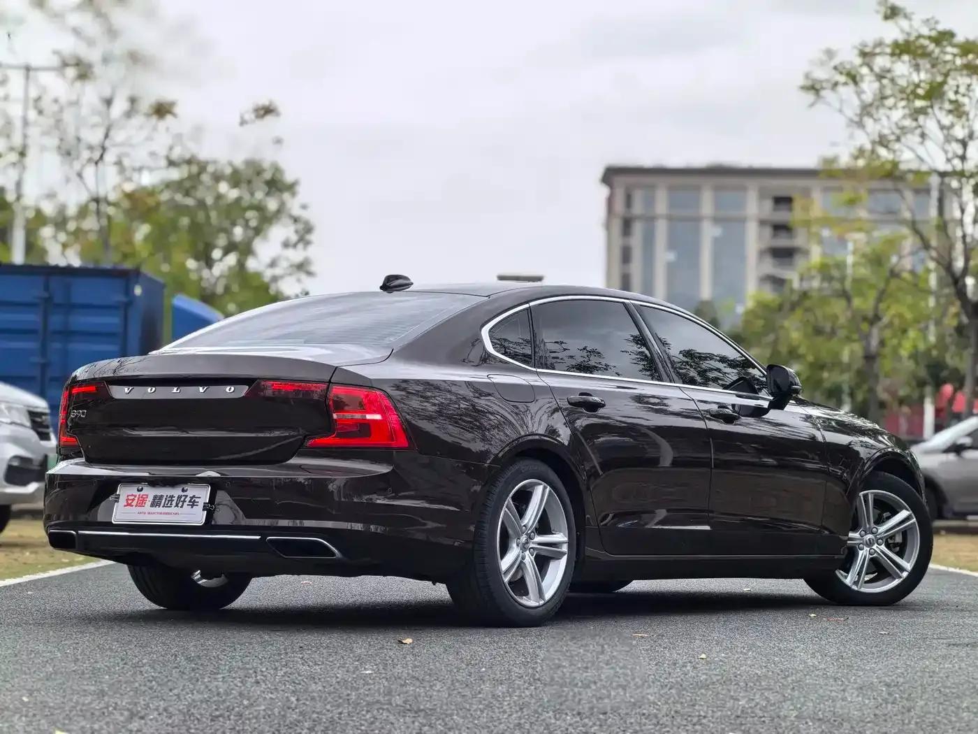 2017 Volvo S90 T4 Smart Edition — миниатюра 3
