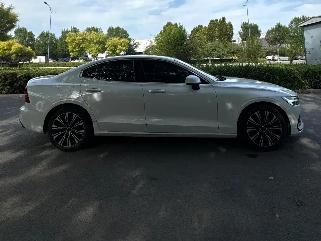 2024 Volvo S60 B4 Smart Luxury Edition — миниатюра 3