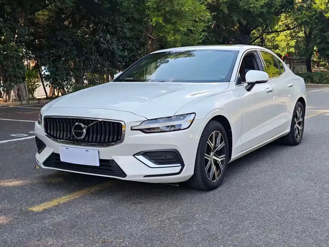 2024 Volvo S60 B4 Smart Luxury Edition — миниатюра 1