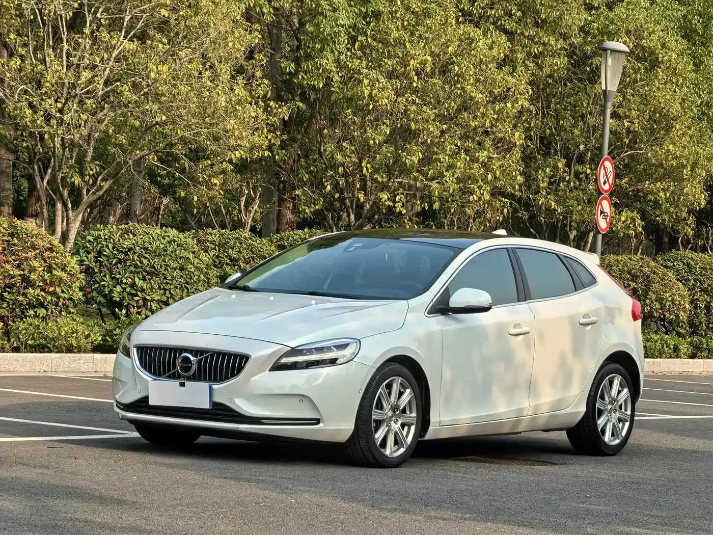 2017 Volvo V40 T4 Smart Edition — миниатюра 1