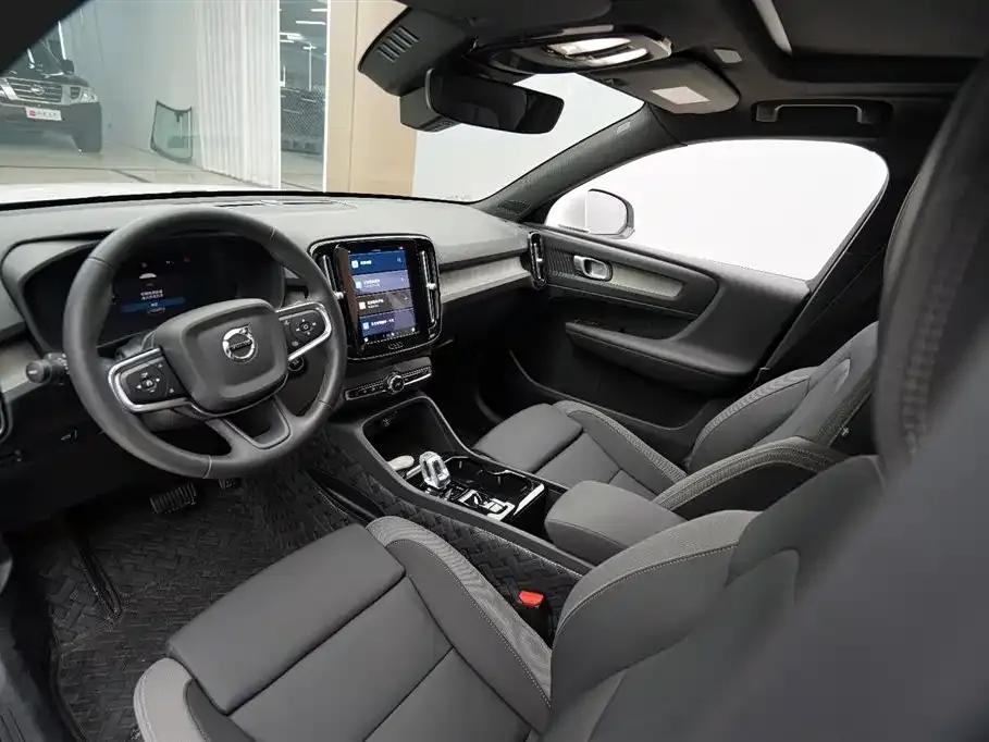 2024 Volvo XC40 B3 Inscription Luxury Edition — миниатюра 3