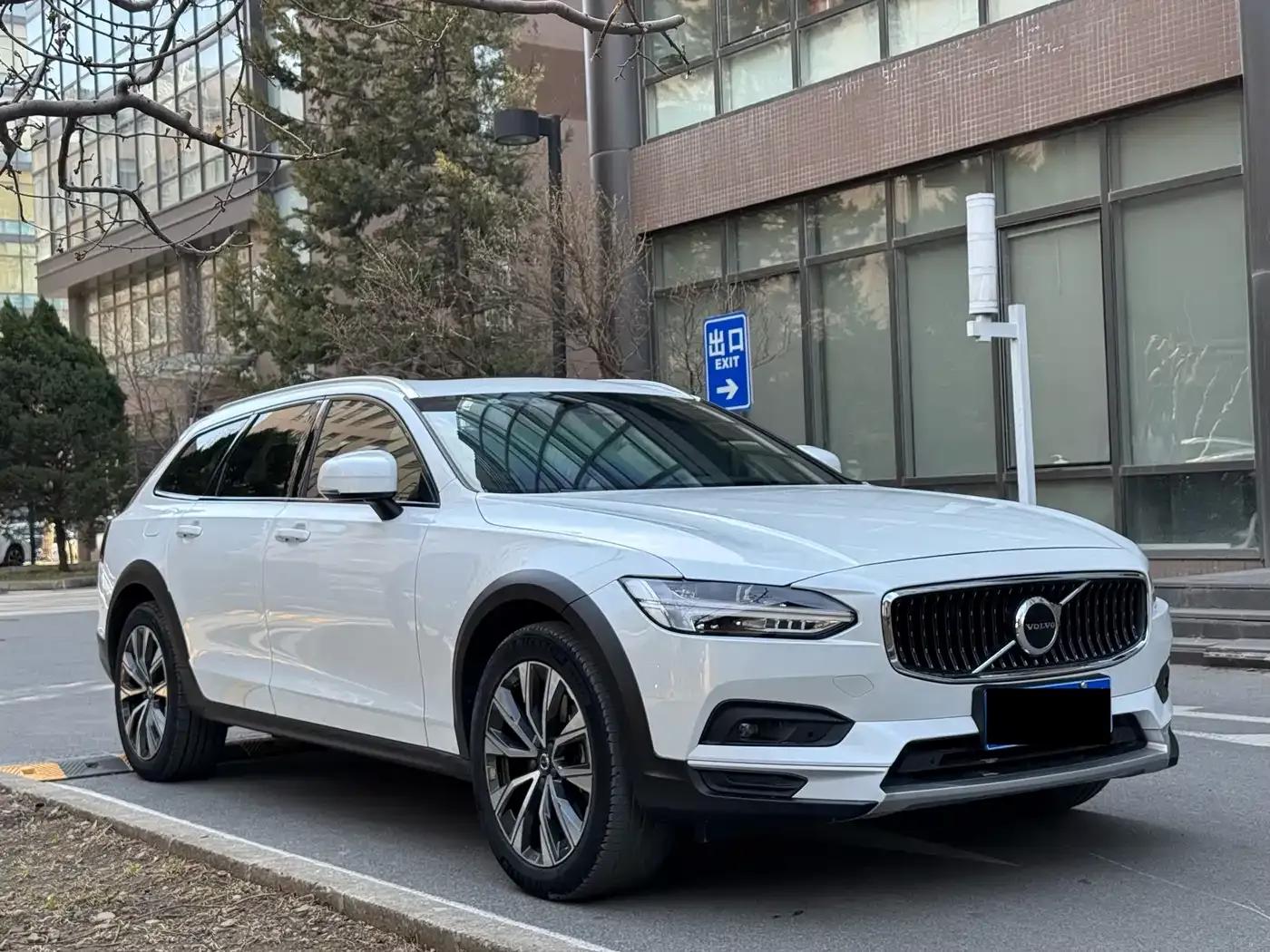 2021 Volvo V90 Cross Country B5 AWD Smart Edition — миниатюра 3