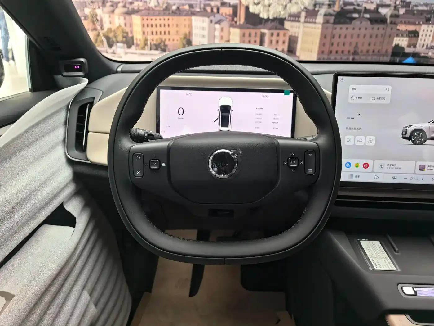2026 Volvo XC70 Plug-in Hybrid, All-Wheel Drive, Long Range Core — миниатюра 4