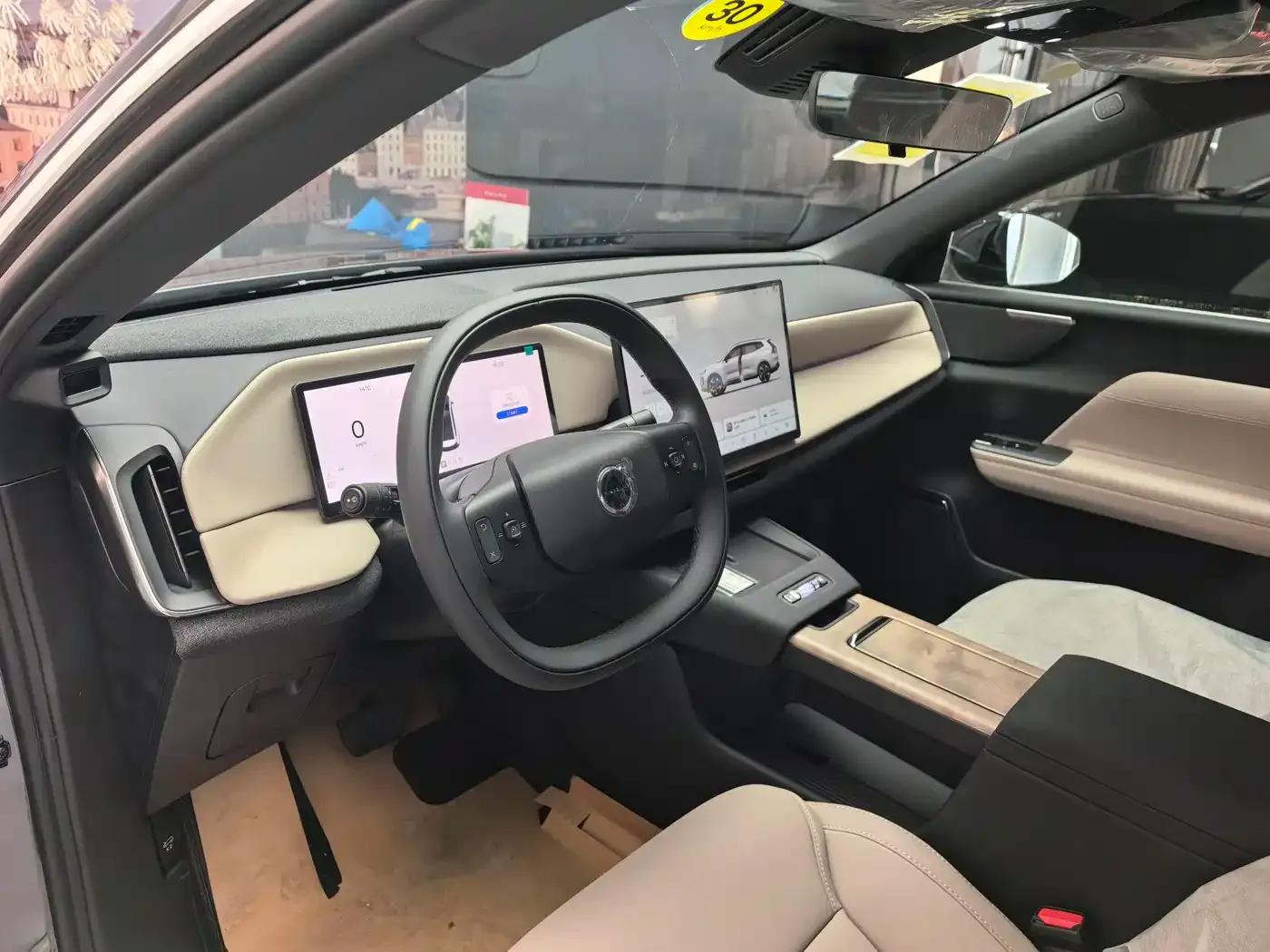 2026 Volvo XC70 Plug-in Hybrid, All-Wheel Drive, Long Range Core — миниатюра 5