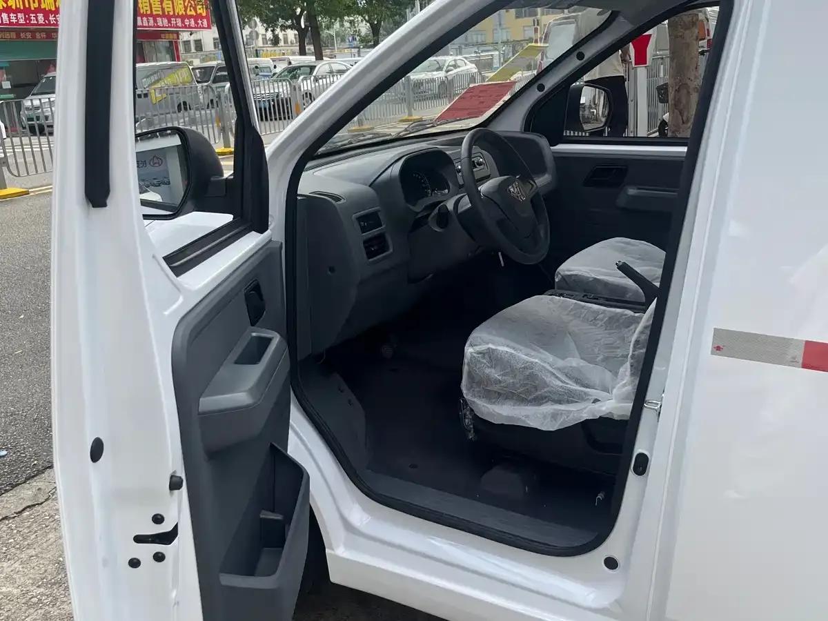 Wuling Yangguang 2024 Model 300km Comfort Edition with Closed Windows 60kW — миниатюра 4