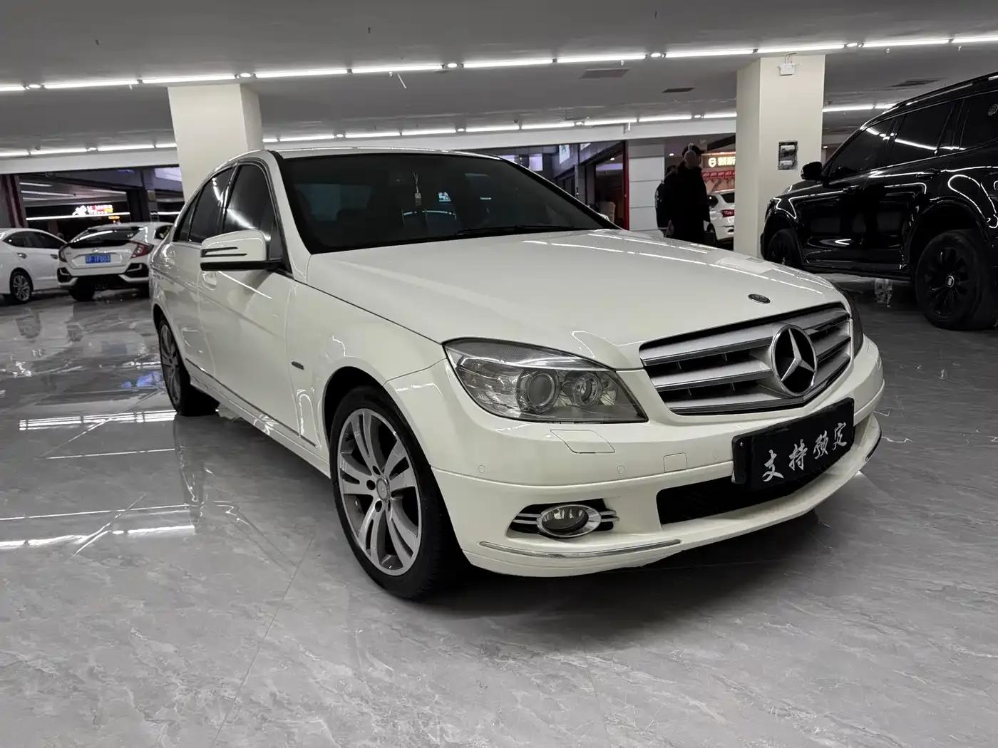 Mercedes-Benz C-Class 2011 C 200 CGI Fashion Model — миниатюра 3