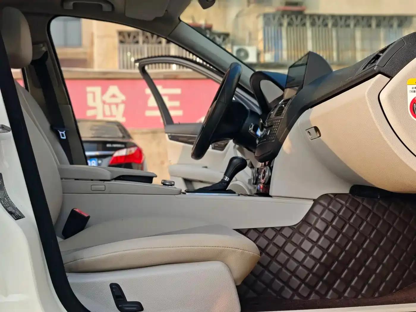 Mercedes-Benz C-Class 2011 C 200 CGI Fashion Model — миниатюра 12