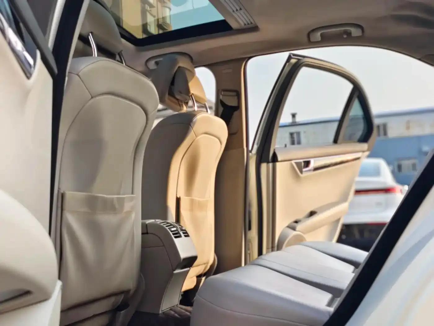 Mercedes-Benz C-Class 2011 C 200 CGI Fashion Model — миниатюра 14
