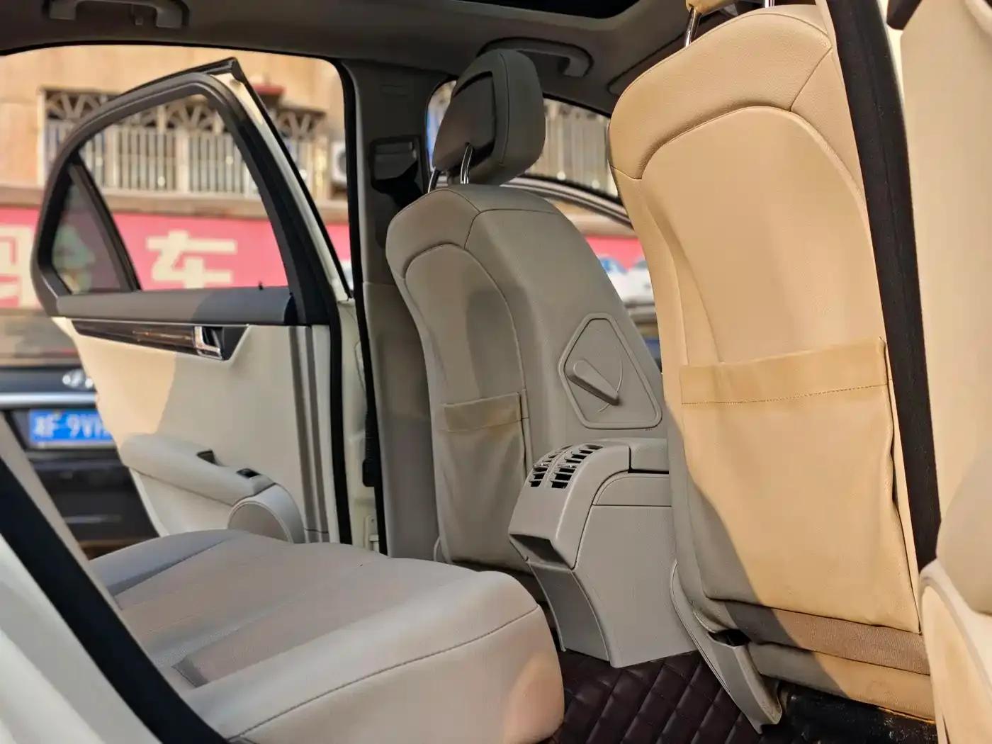 Mercedes-Benz C-Class 2011 C 200 CGI Fashion Model — миниатюра 15