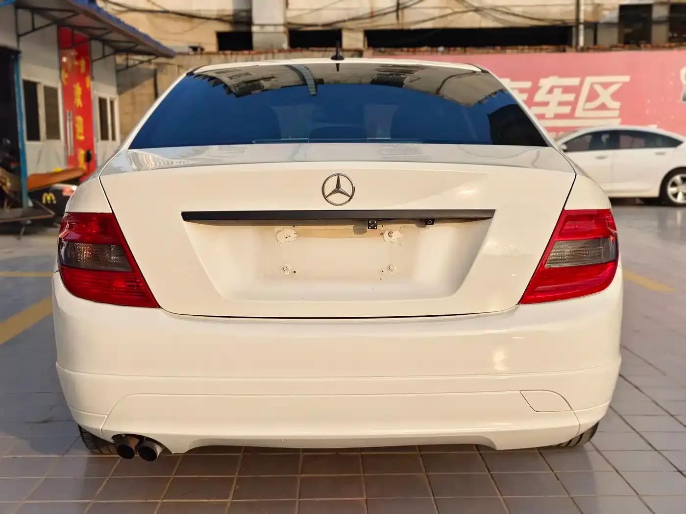 Mercedes-Benz C-Class 2011 C 200 CGI Fashion Model — миниатюра 17