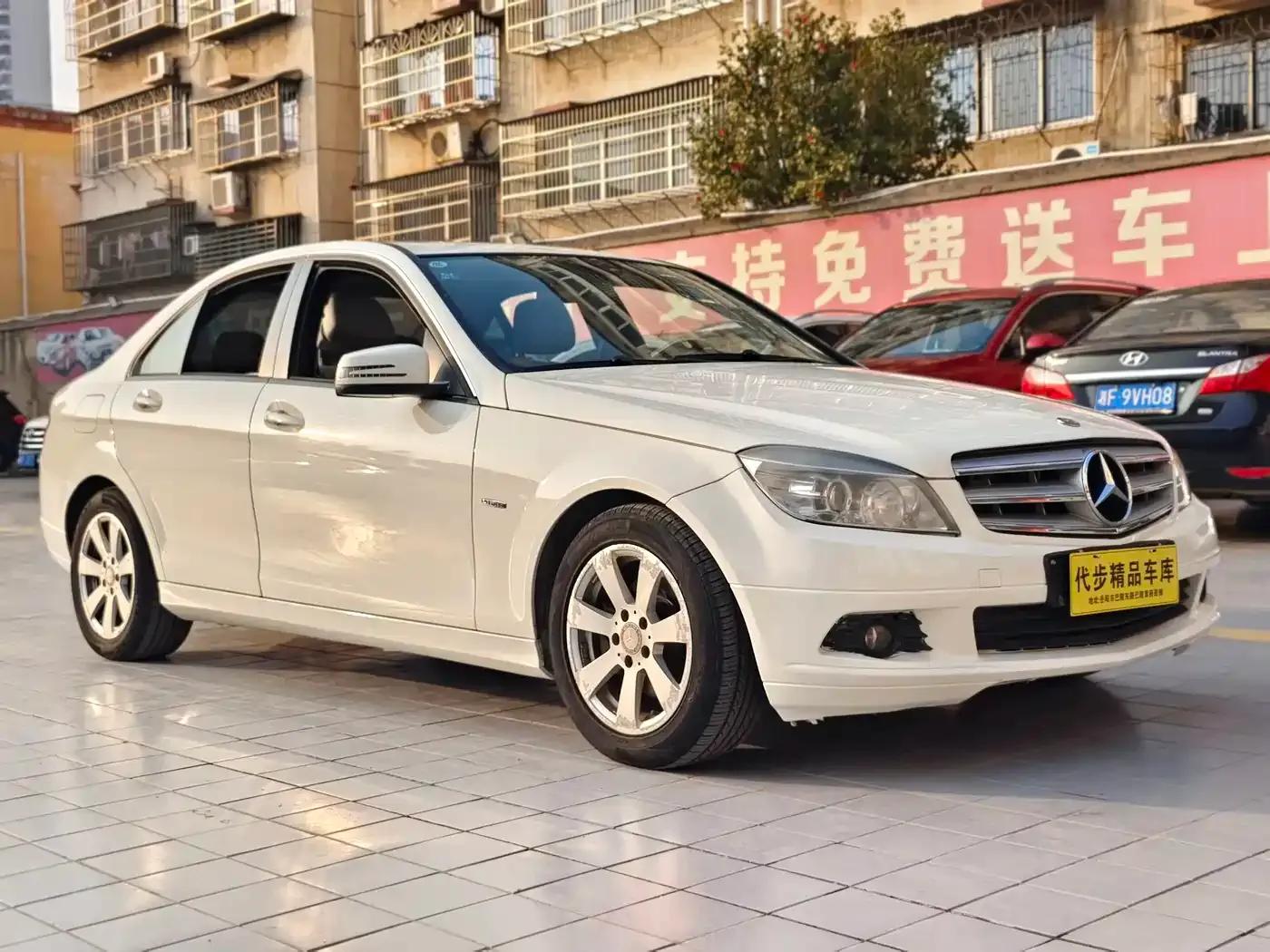Mercedes-Benz C-Class 2011 C 200 CGI Fashion Model — миниатюра 3