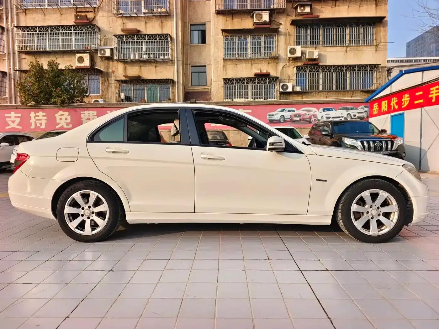 Mercedes-Benz C-Class 2011 C 200 CGI Fashion Model — миниатюра 4