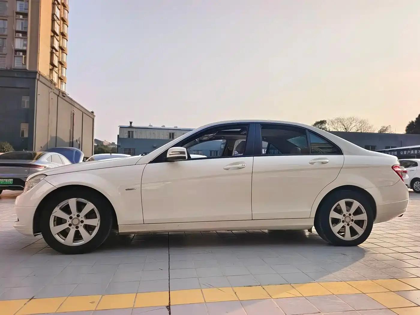 Mercedes-Benz C-Class 2011 C 200 CGI Fashion Model — миниатюра 5