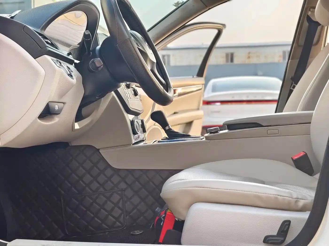Mercedes-Benz C-Class 2011 C 200 CGI Fashion Model — миниатюра 10