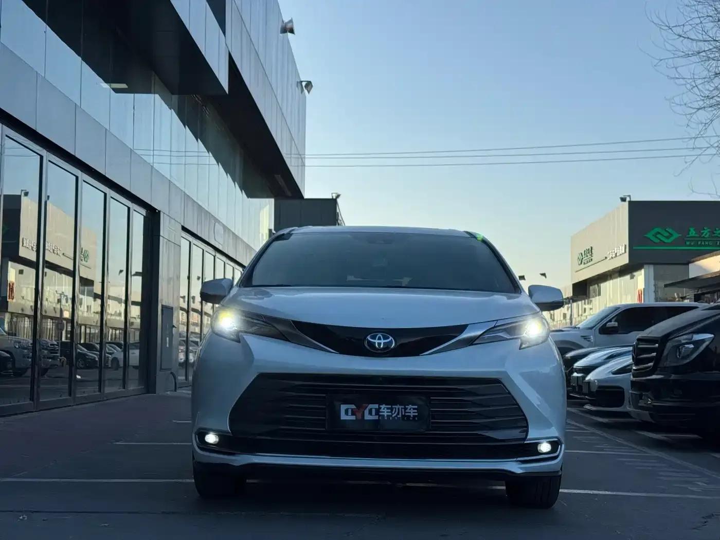2021 Sienna 2.5L Hybrid Premium Edition — миниатюра 2