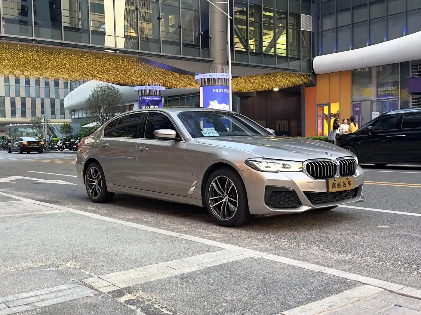 2021 BMW 5 Series 525Li M Sport Package — миниатюра 3