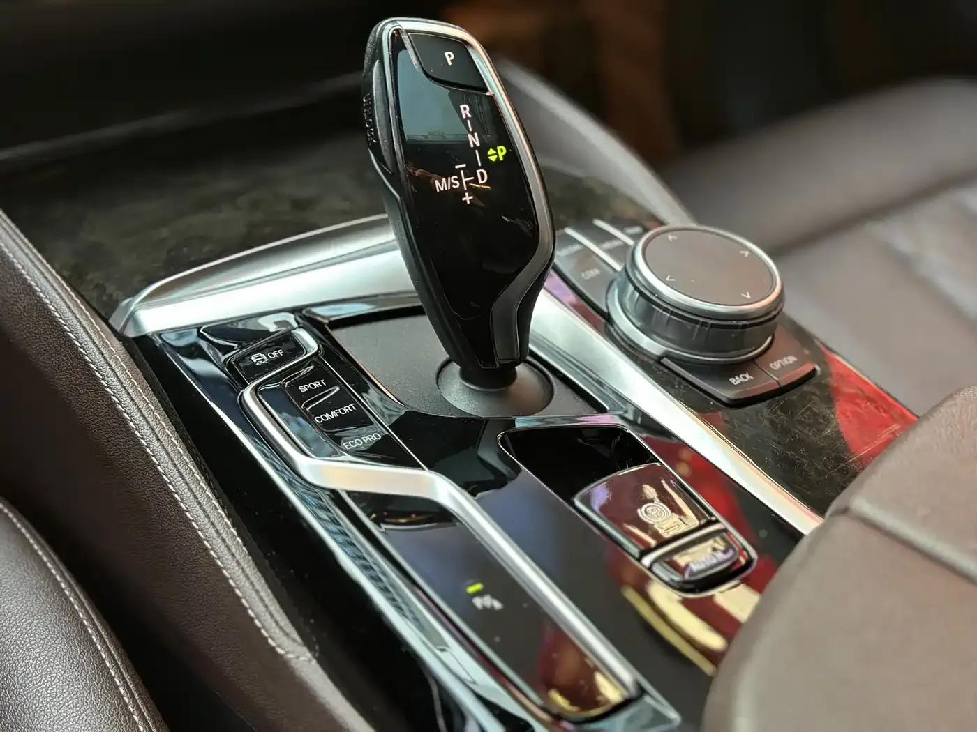 2021 BMW 5 Series 525Li M Sport Package — миниатюра 10