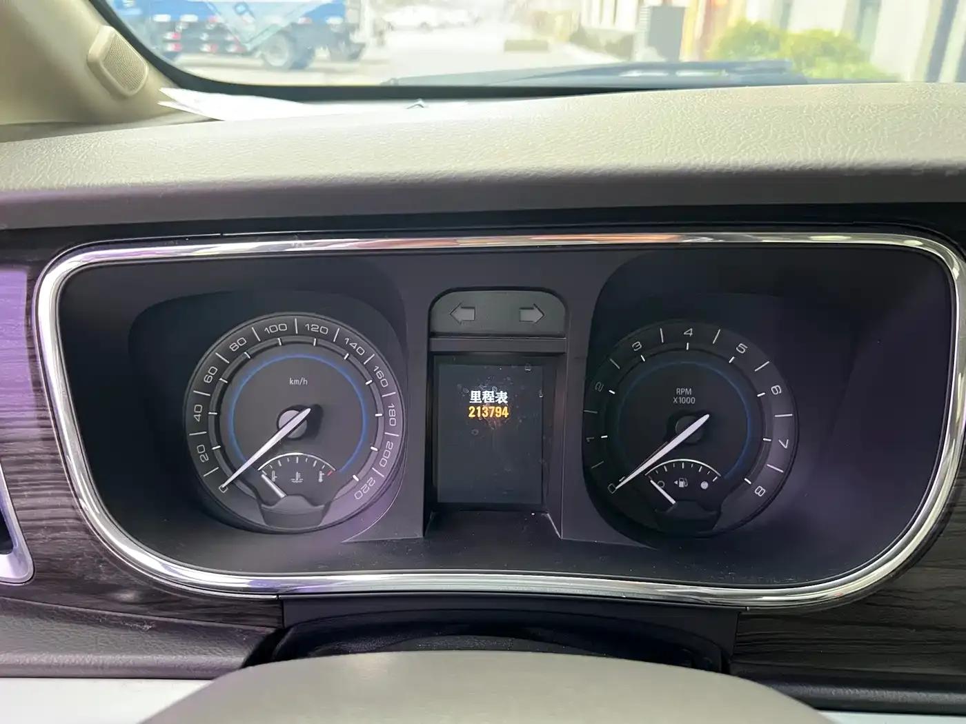 Buick GL8 2011 3.0L XT Luxury Business Flagship Edition — миниатюра 3