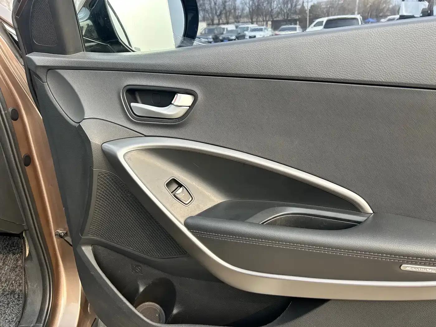 Santa Fe 2013 Facelift 2.4L Automatic 4WD Intelligent Model — миниатюра 23