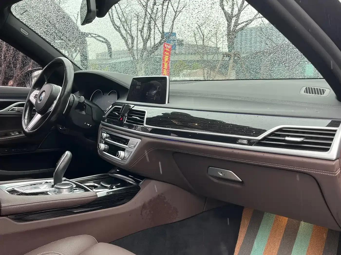 2018 BMW 7 Series 730Li Leading Edition M Sport Package — миниатюра 12