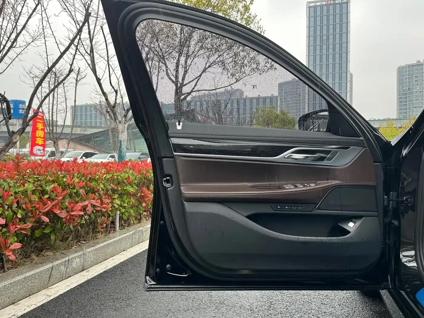 2018 BMW 7 Series 730Li Leading Edition M Sport Package — миниатюра 9