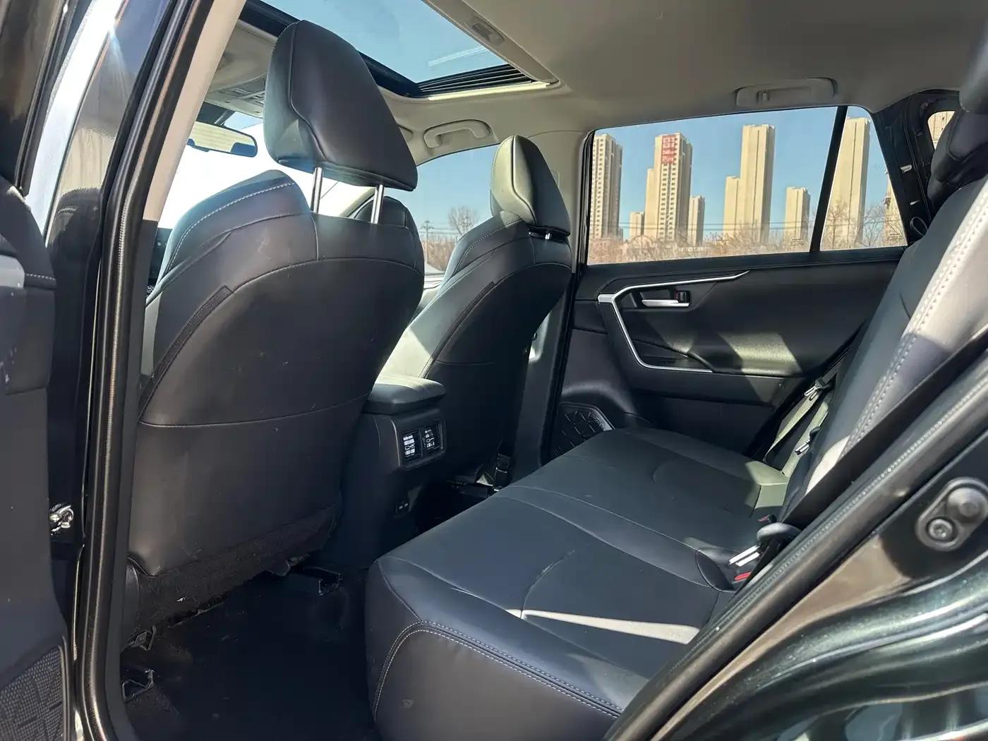 2022 Toyota RAV4 2.0L CVT 2WD Luxury Edition — миниатюра 5