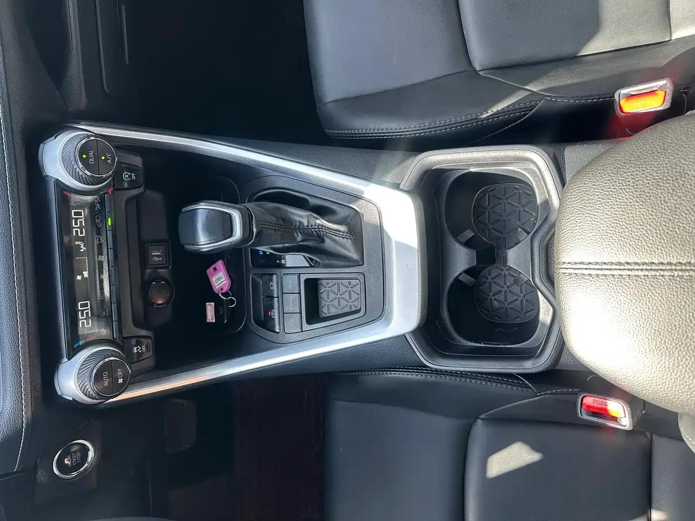 2022 Toyota RAV4 2.0L CVT 2WD Luxury Edition — миниатюра 8