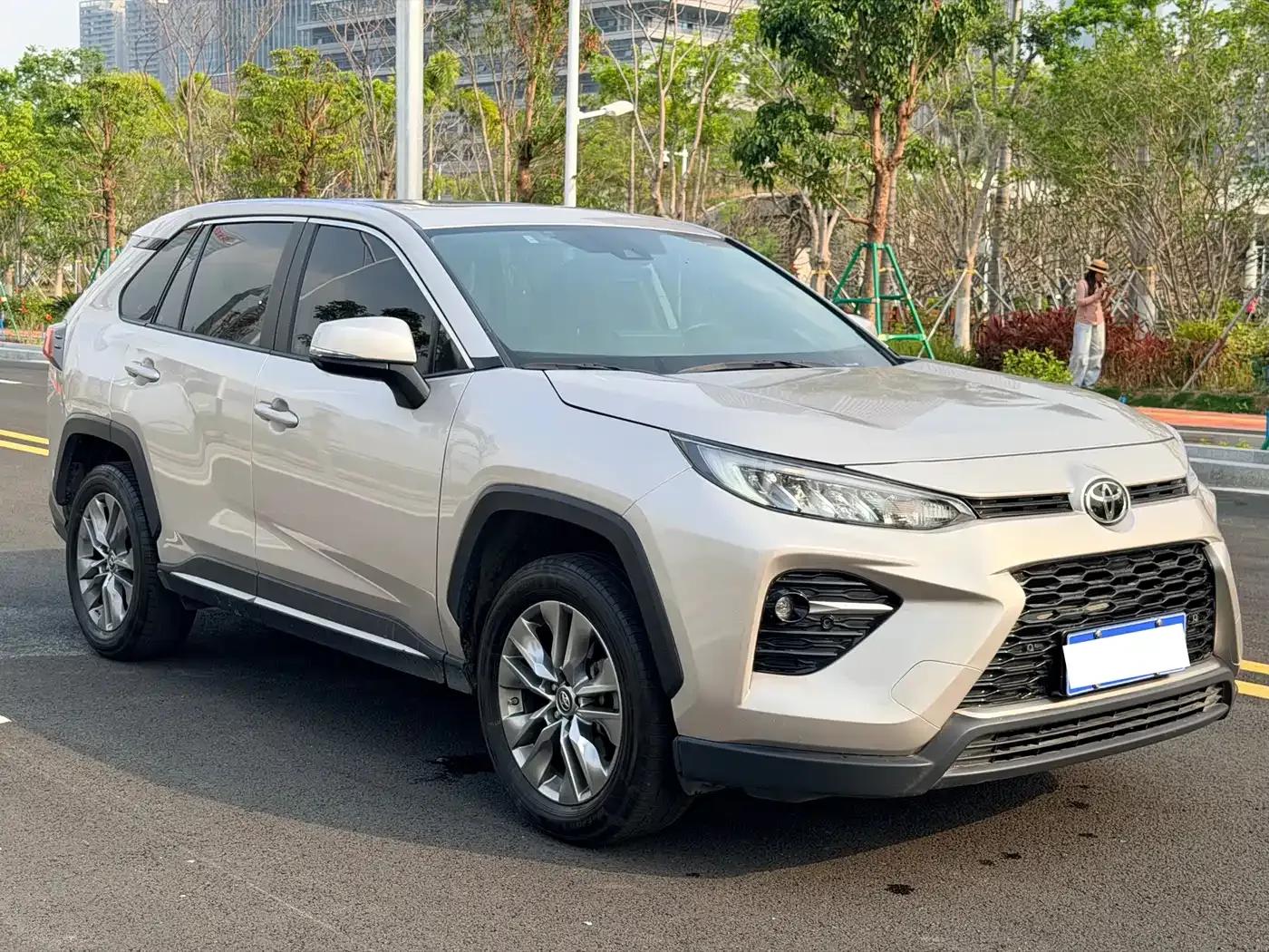 2022 Toyota RAV4 2.0L CVT 2WD Luxury Edition — миниатюра 3