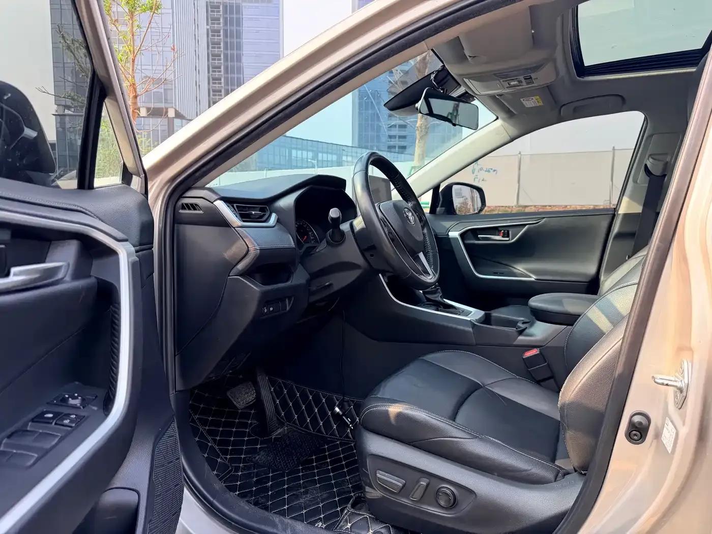 2022 Toyota RAV4 2.0L CVT 2WD Luxury Edition — миниатюра 5