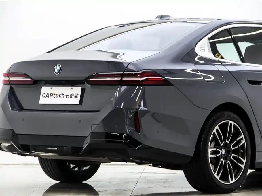 2025 BMW 5 Series 530Li Leading Edition M Sport Package — миниатюра 8