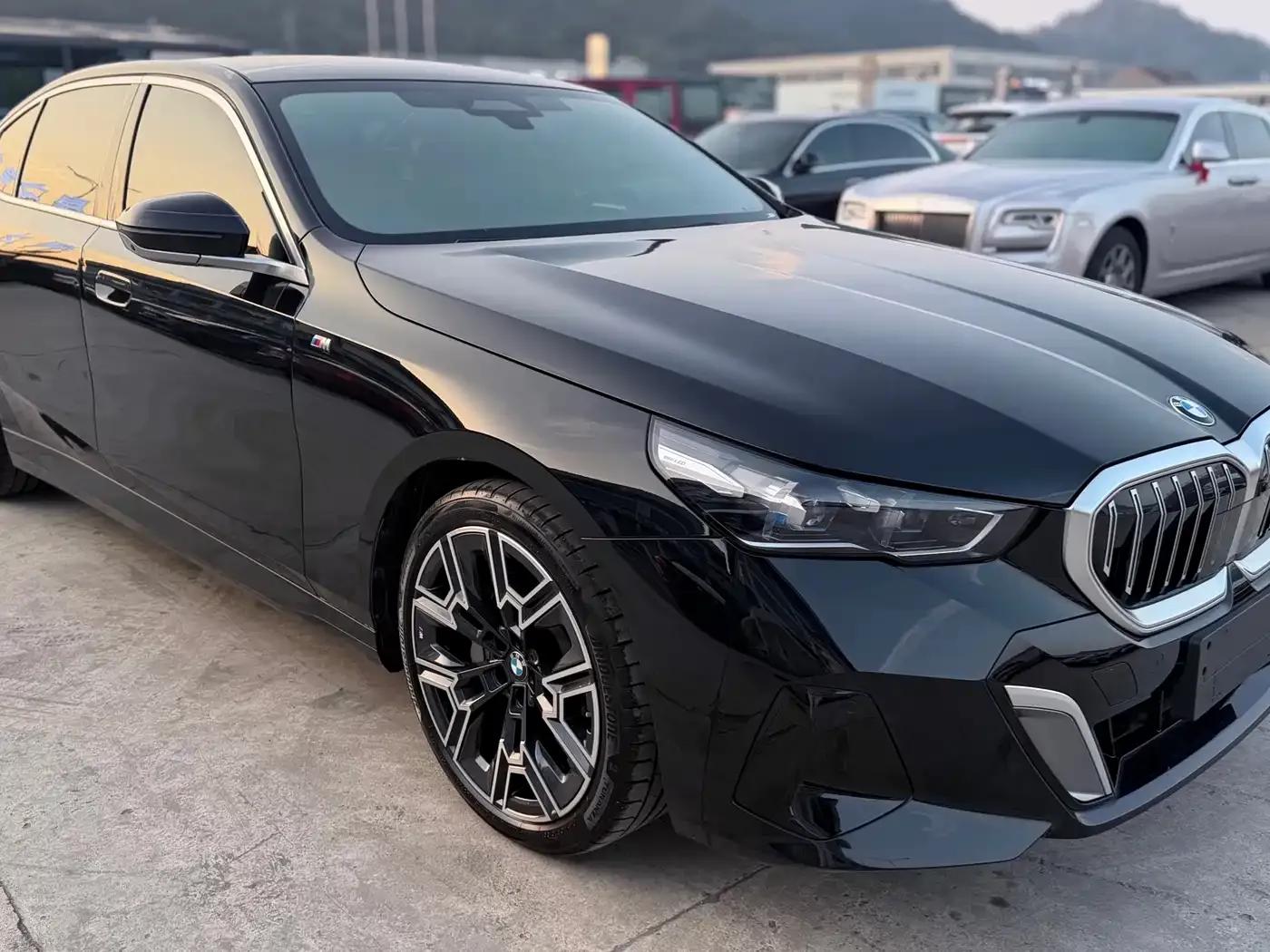 2024 BMW 5 Series 530Li Luxury M Sport Package — миниатюра 3