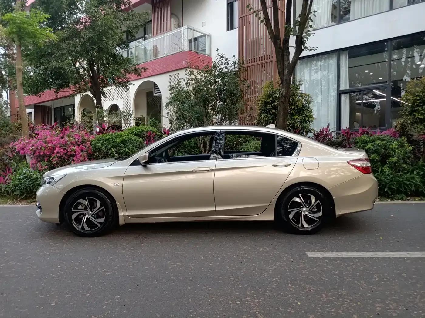 2016 Honda Accord 2.0L Comfort Edition — миниатюра 3