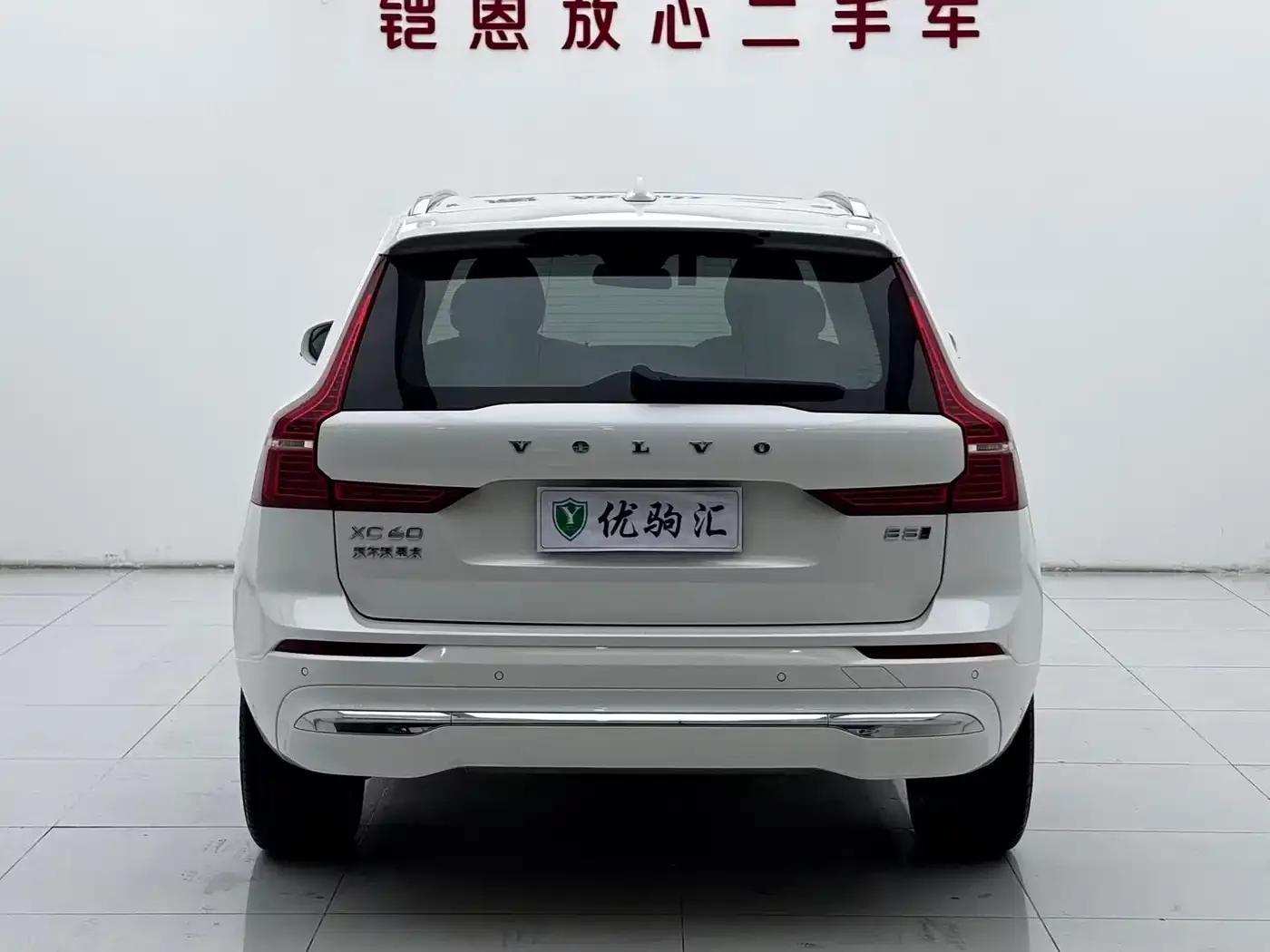 2022 Volvo XC60 B5 AWD Inscription Luxury Edition — миниатюра 4