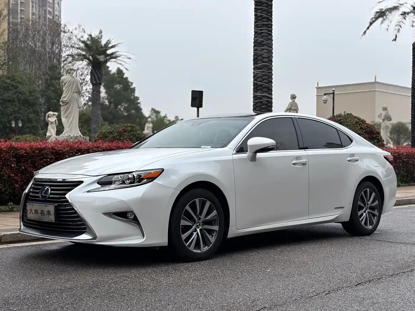 Lexus ES 2015 300h Comfort Edition — миниатюра 1