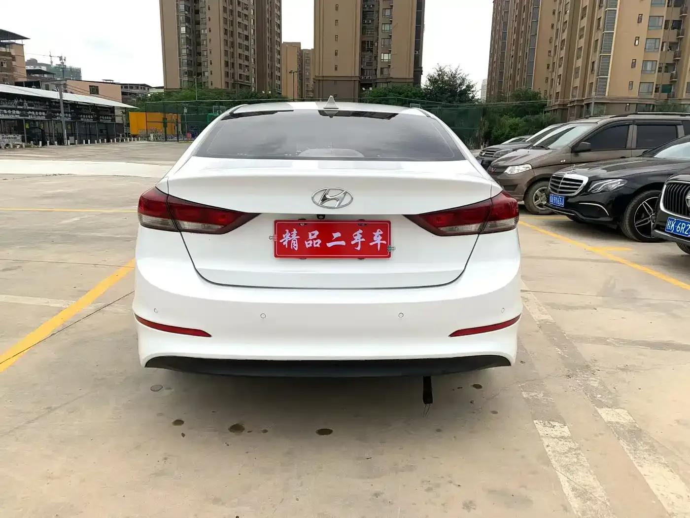 Hyundai Elantra 2016 1.6L Automatic Smart Luxury Edition — миниатюра 5