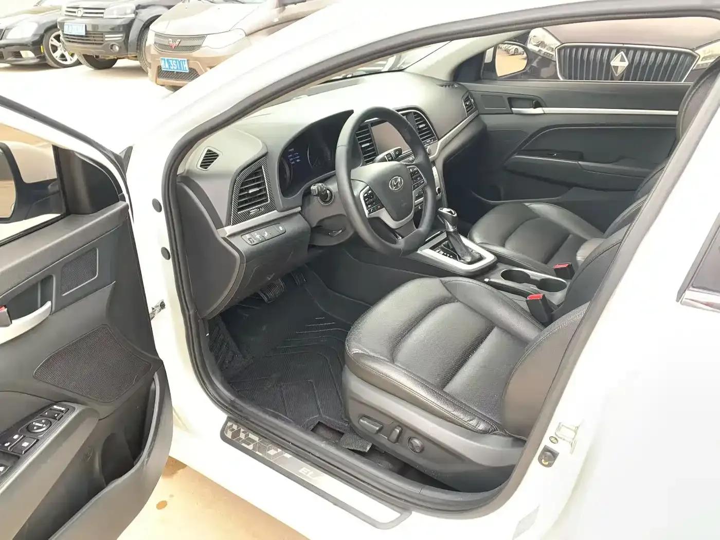 Hyundai Elantra 2016 1.6L Automatic Smart Luxury Edition — миниатюра 6