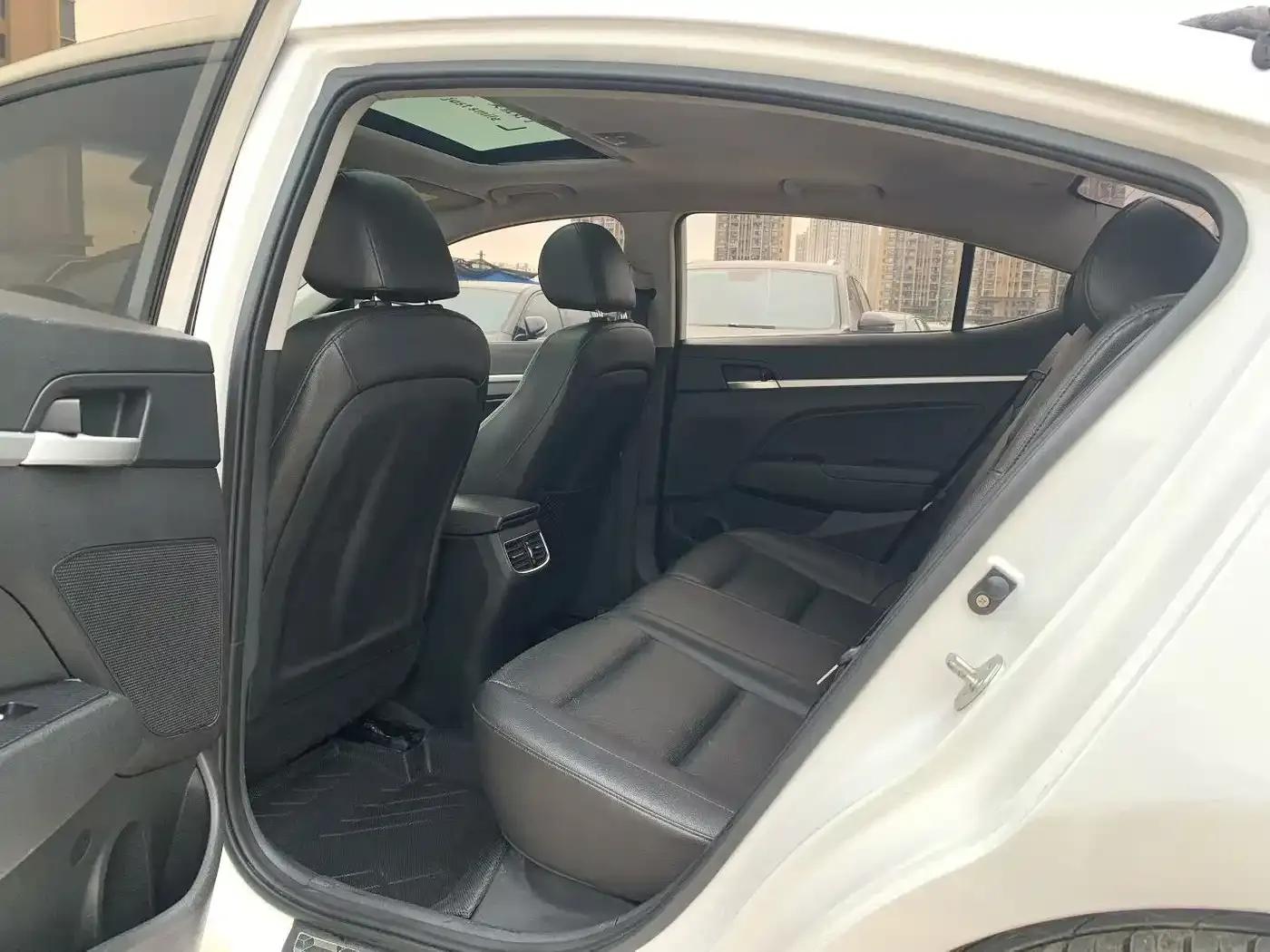 Hyundai Elantra 2016 1.6L Automatic Smart Luxury Edition — миниатюра 9