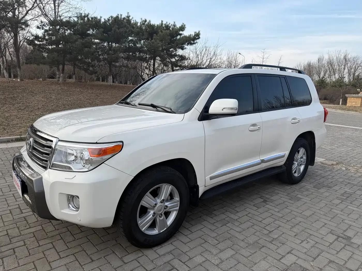 2012 Land Cruiser 4.6L Automatic VX-R — миниатюра 1