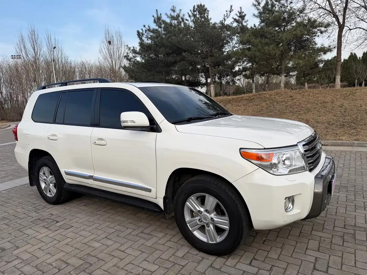 2012 Land Cruiser 4.6L Automatic VX-R — миниатюра 4