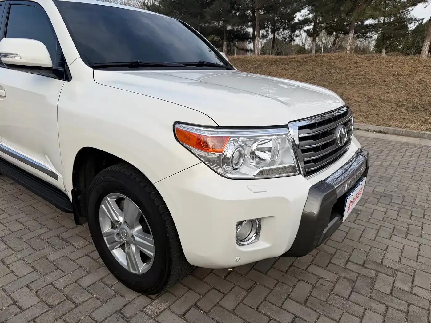 2012 Land Cruiser 4.6L Automatic VX-R — миниатюра 5