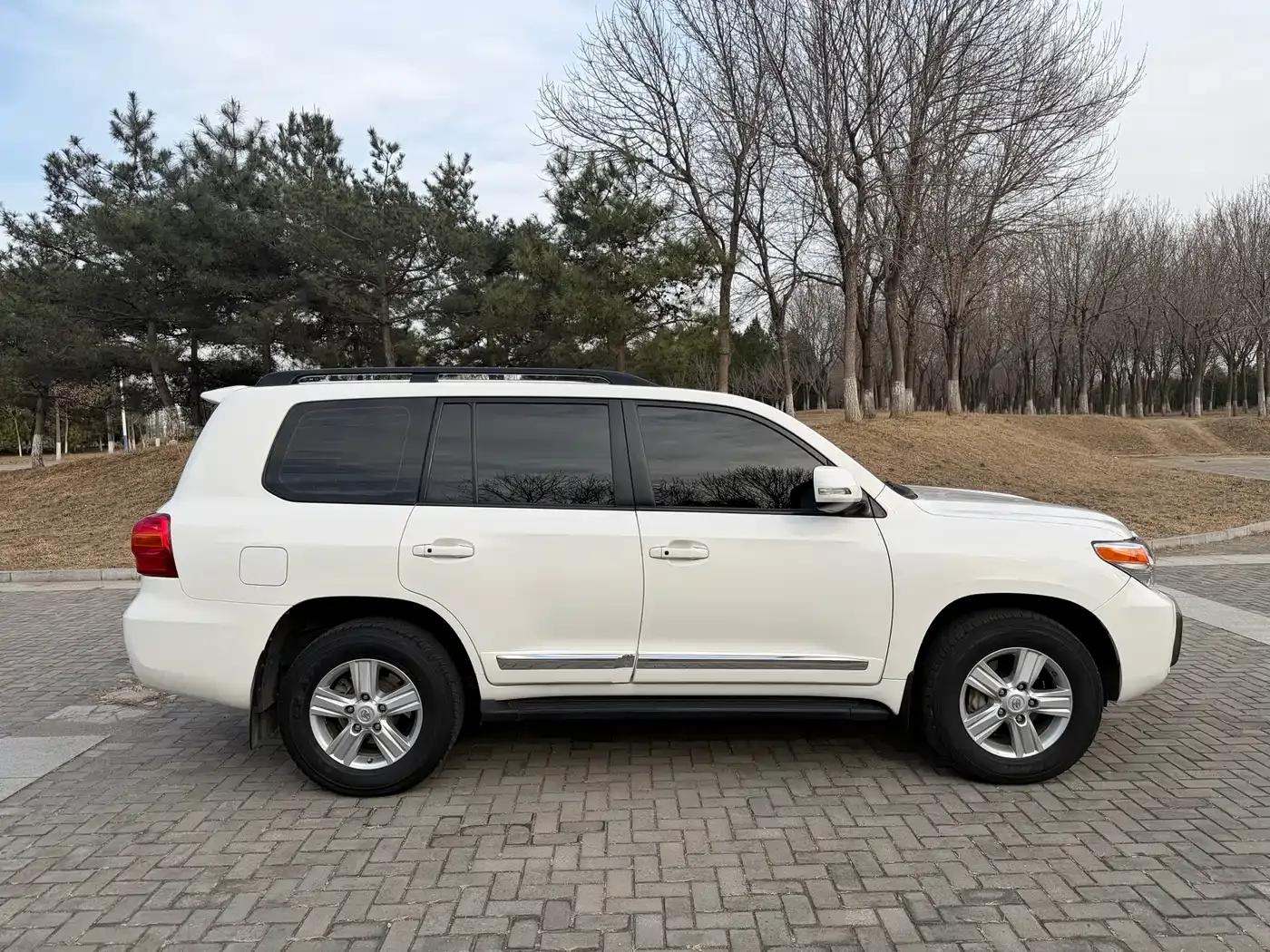 2012 Land Cruiser 4.6L Automatic VX-R — миниатюра 6