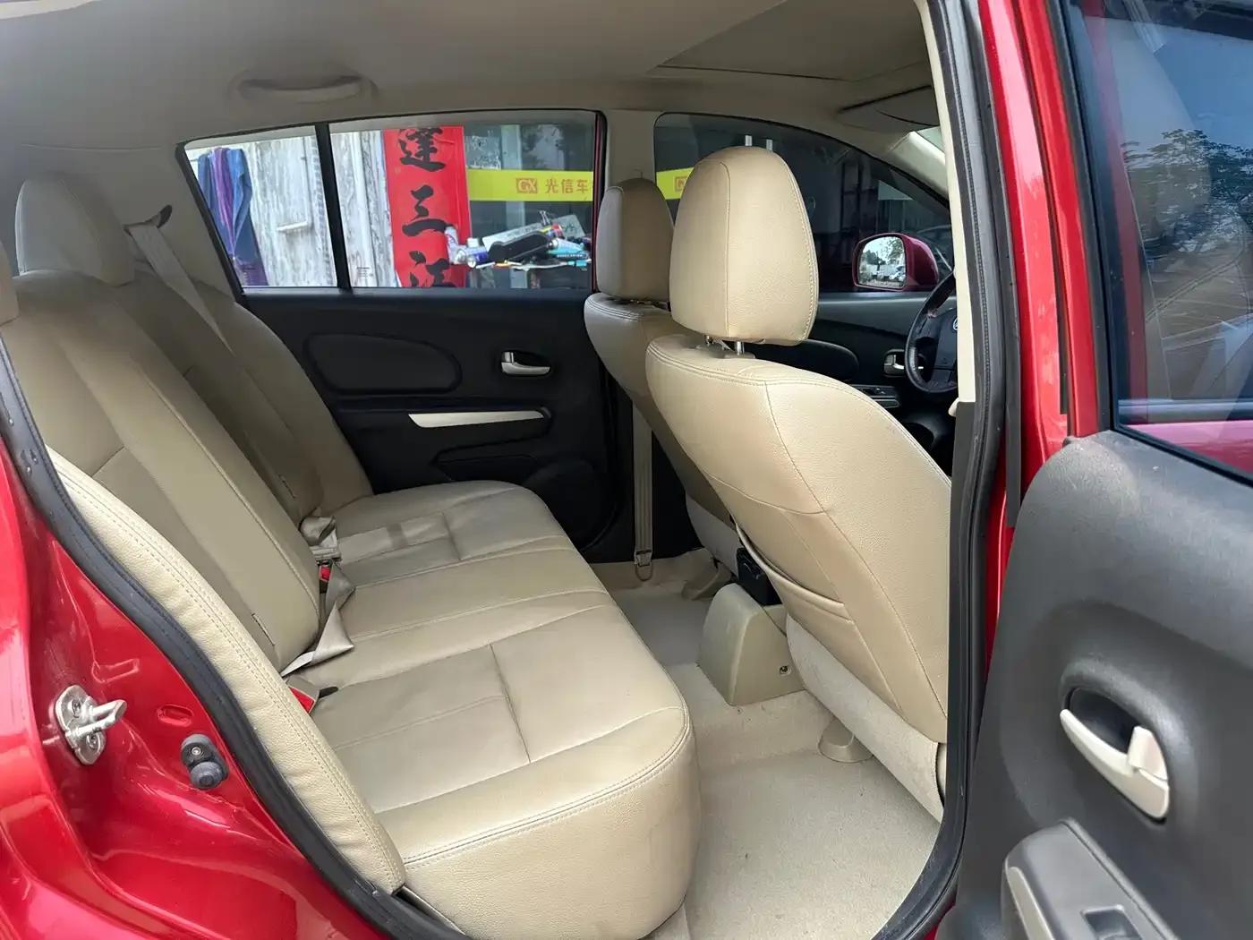 Venucia R50 2013 1.6L Automatic Deluxe Edition — миниатюра 6