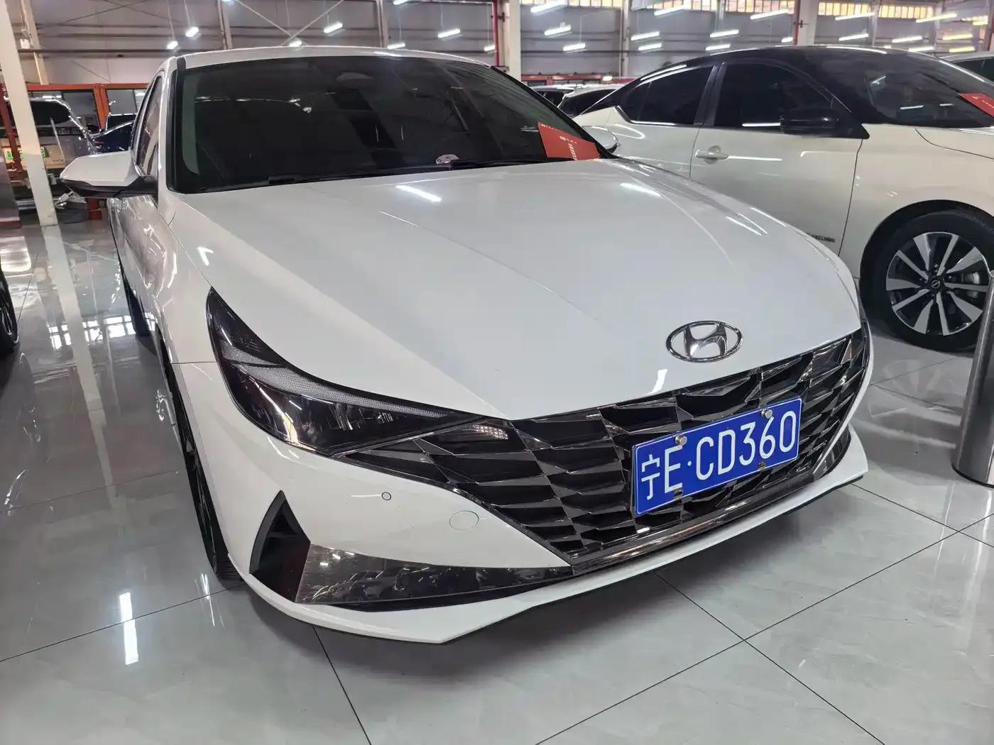 Hyundai Elantra 2022 1.5L CVT LUX Premium Edition — миниатюра 3