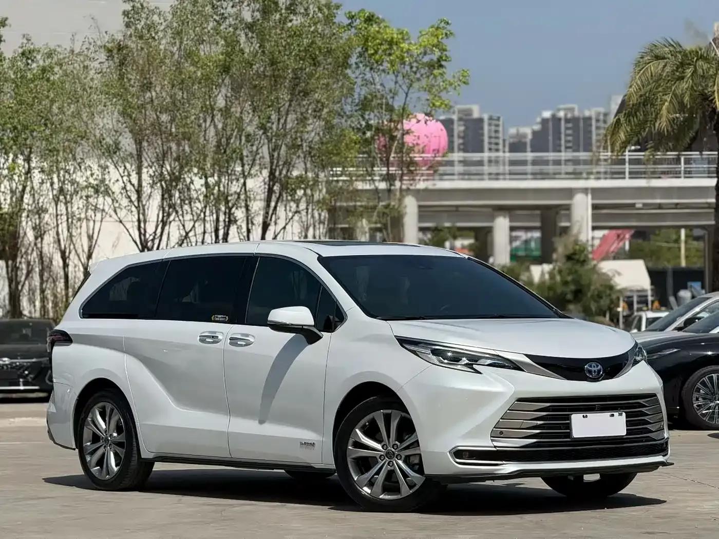 2023 Sienna 2.5L Hybrid Premium Edition — миниатюра 3