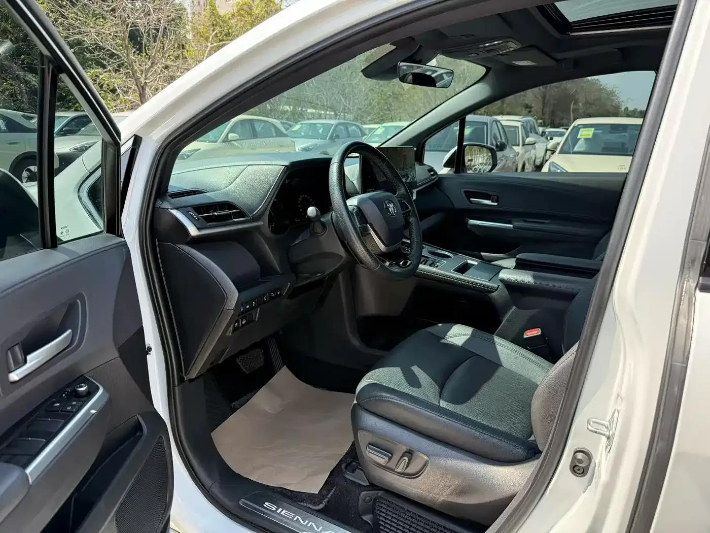 2023 Sienna 2.5L Hybrid Premium Edition — миниатюра 4