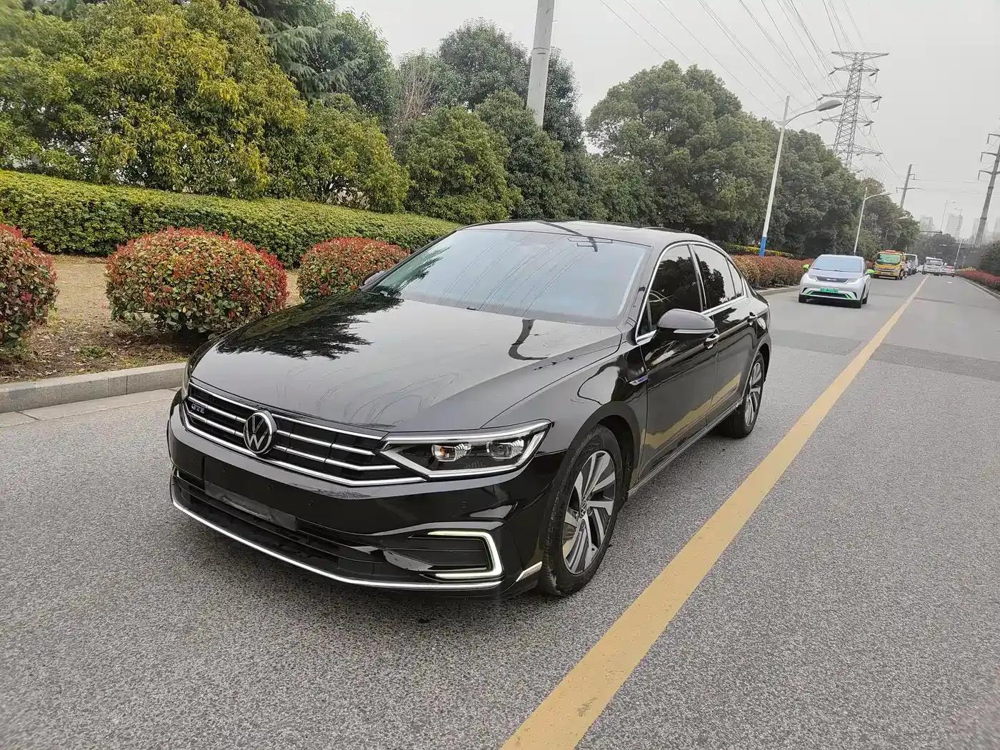 2022 Volkswagen Passat GTE Plug-in Hybrid GTE Luxury Model — миниатюра 1