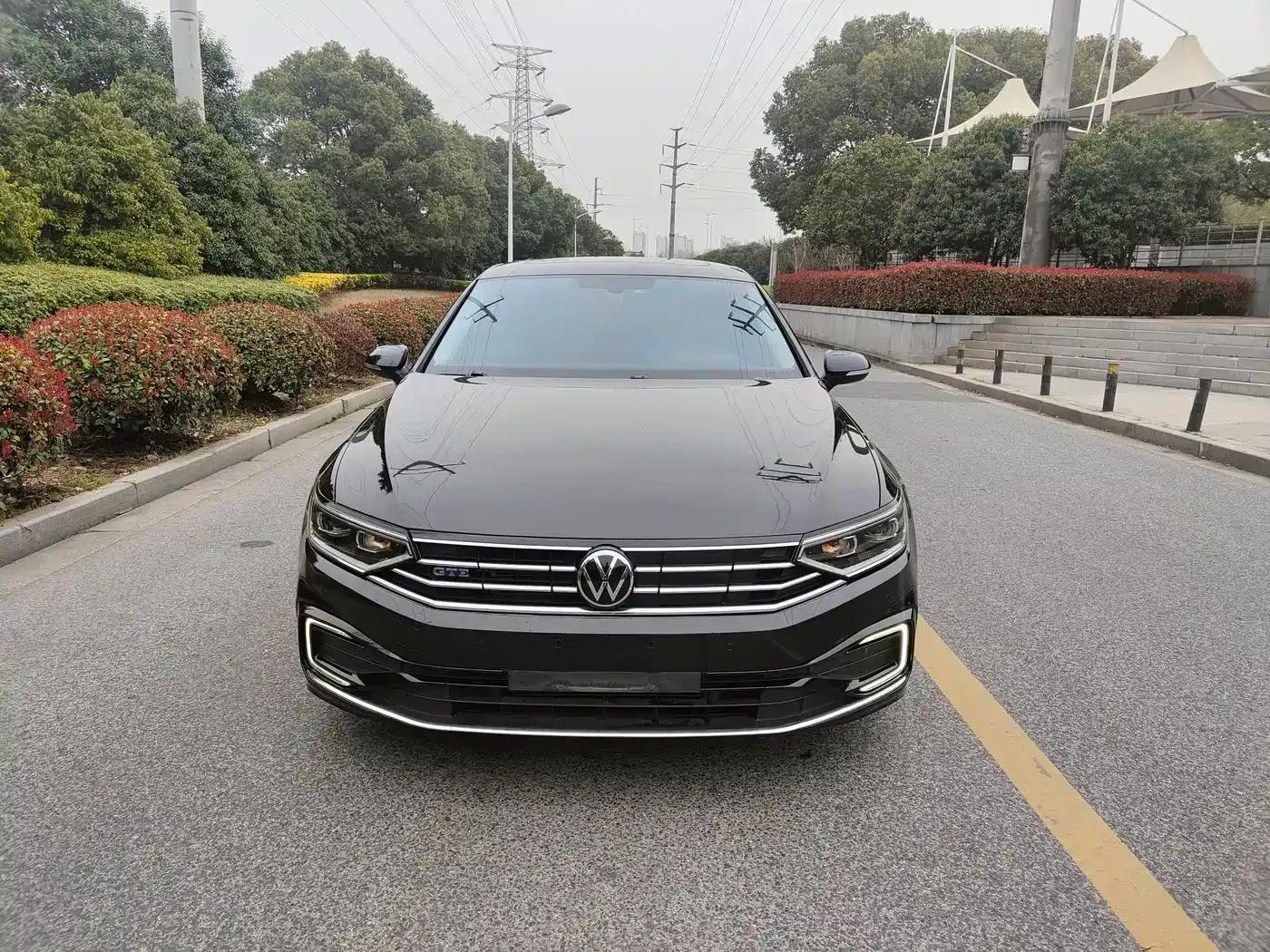 2022 Volkswagen Passat GTE Plug-in Hybrid GTE Luxury Model — миниатюра 2
